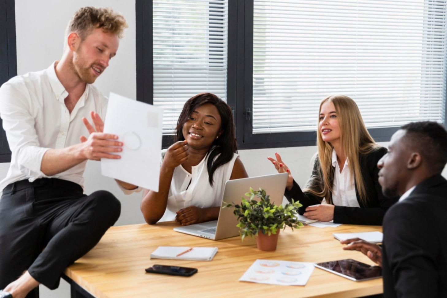 Studenti pracují s rozpočtovými tabulkami na počítači