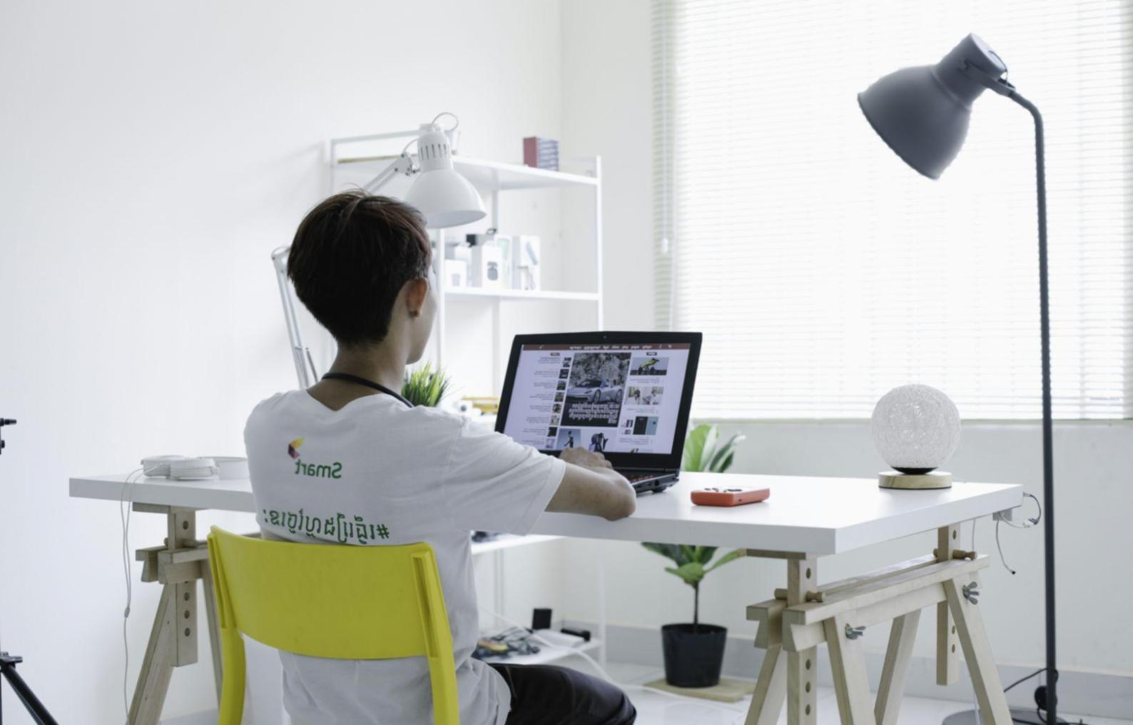 Lektor vysvětluje rozpočtové plánování na tabuli