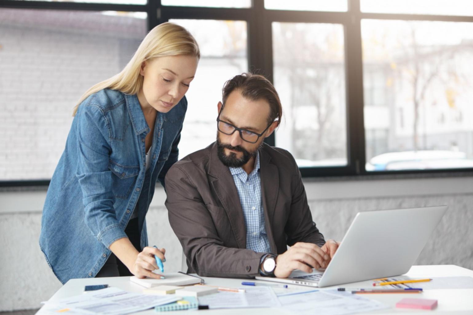 Tým tarionexavi při práci na finančním plánování